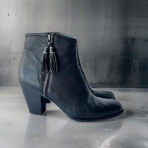Stuart Weitzman 10 M Nuprancing Leather Tassel Ankle Boot Booties gripping soles